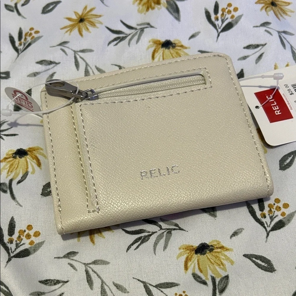 NWT Relic Cream Multicolor Polka Dot Bifold Card Holder